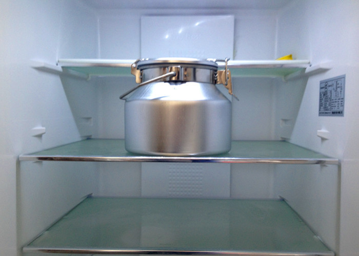 Nahrungsmittelkann gesundheitliche kleine Edelstahl-Milch mit dem Deckel, der in Kühlschrank gelegt wird